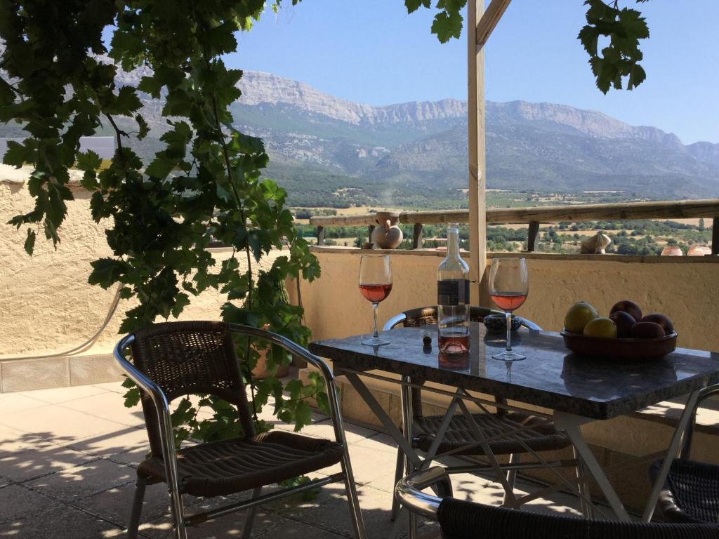 阿赫尔Casa Lucas的阳台上的桌子和两杯葡萄酒