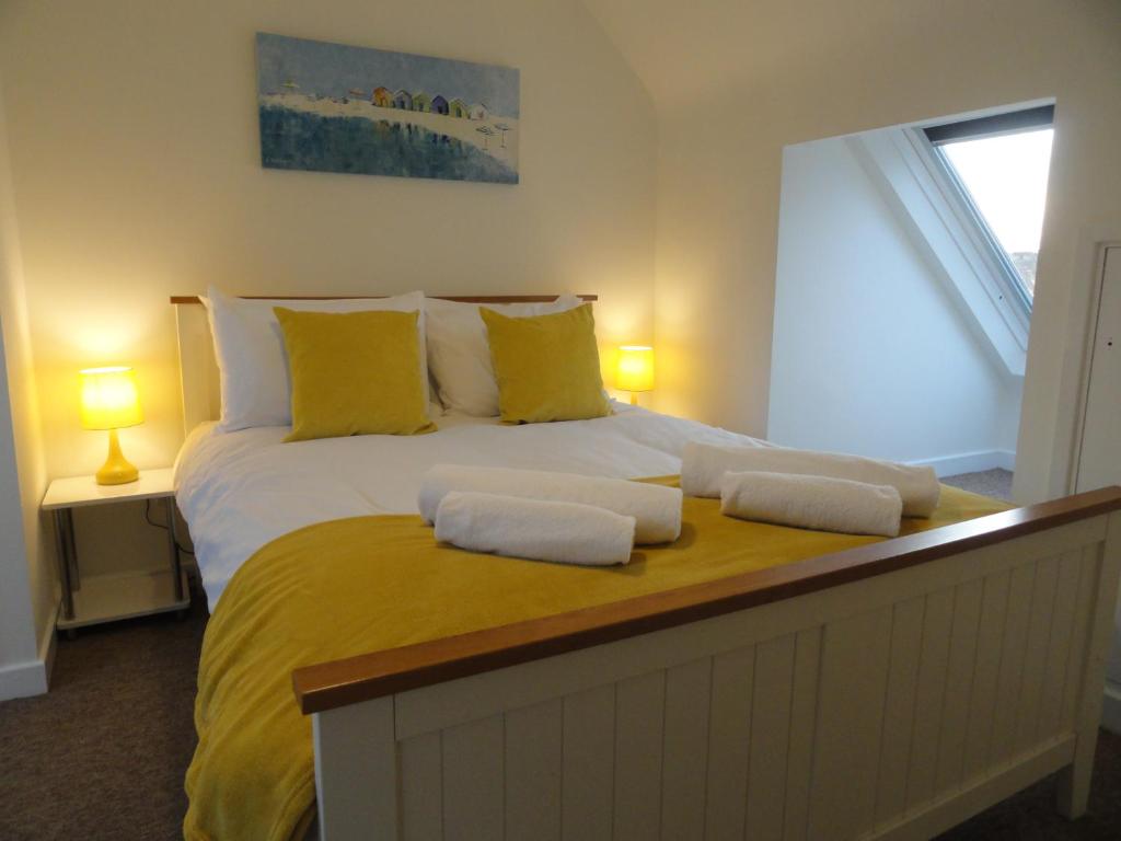 布里斯托Luckwell Too by Cliftonvalley Apartments的一间卧室配有一张带黄色枕头的大床