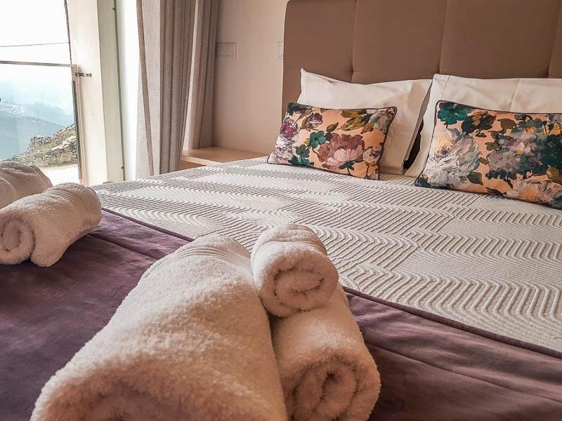 阿鲁卡Hotel Rural da Freita的一张带毛巾的床和窗户