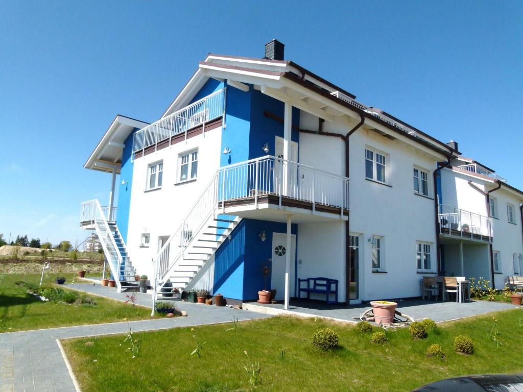 伯尔格伦德-雷特维施“斯特兰德-加特公寓”的蓝色外墙的大型白色房屋