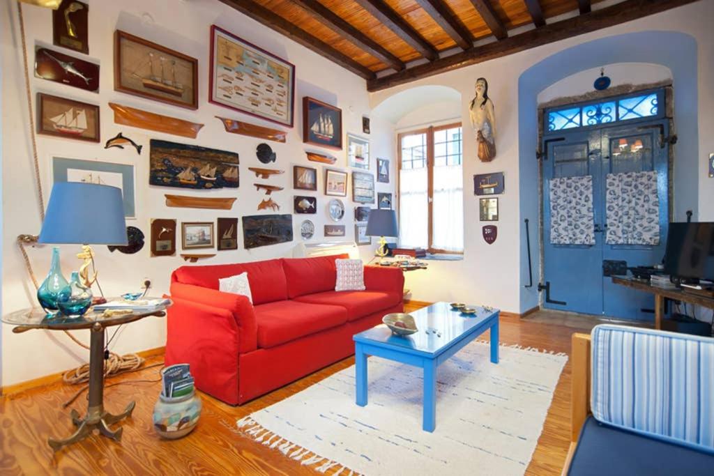 加拉希德松Galaxidiotiko - a marine jewel的客厅配有红色的沙发和桌子