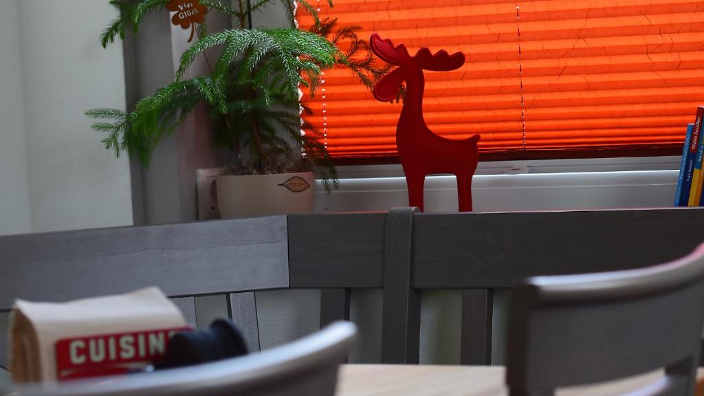 博尔库姆Haus Wopke的一张桌子上的一个红驼鹿雕像