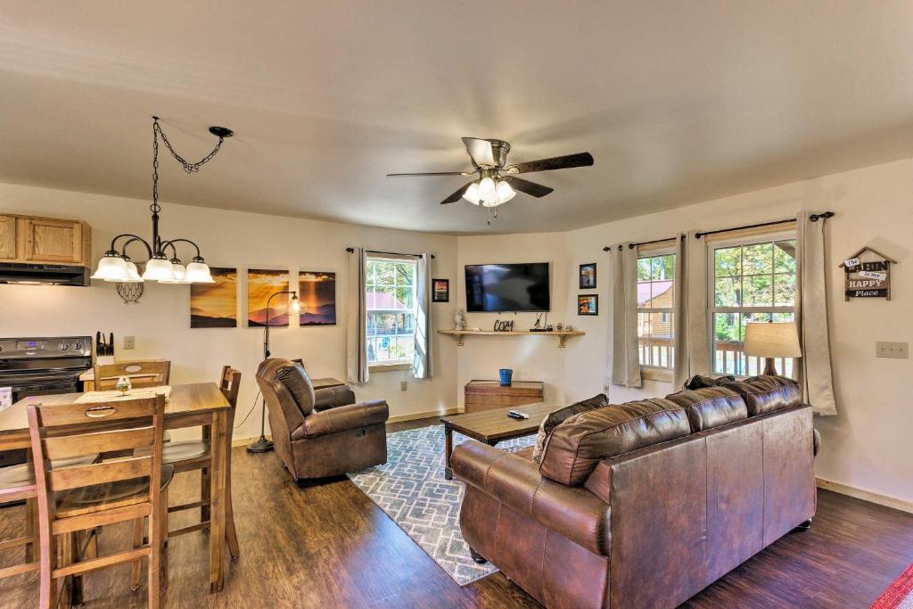 布赖森城Bryson City Family Cabin - Mins to Smoky Mountains的客厅配有沙发和桌子