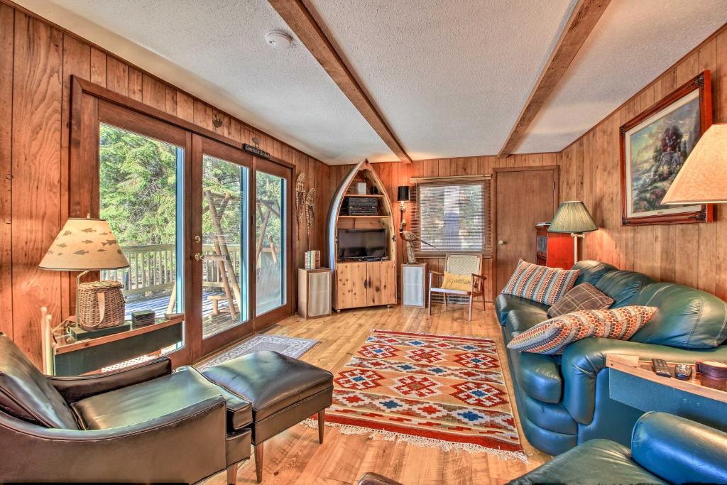 Pine RiverWaterfront Whitefish Lake Home with Dock!的客厅配有蓝色的沙发和椅子