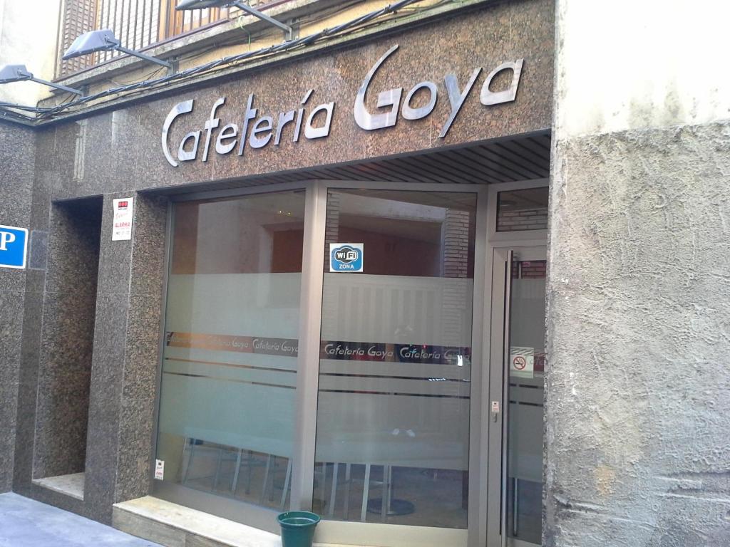 巴尔巴斯特罗Hostal Cafeteteria Goya的建筑物一侧有标志的商店