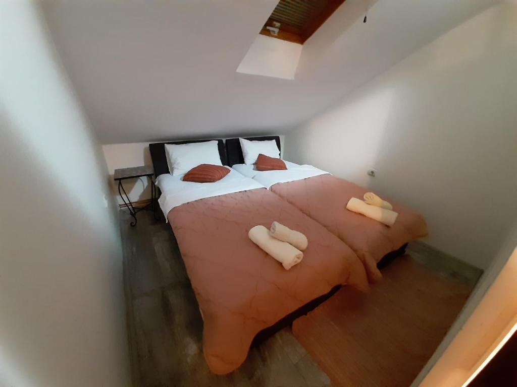 克拉古耶瓦茨Apartment Matovic的一间卧室配有一张大床和两个枕头