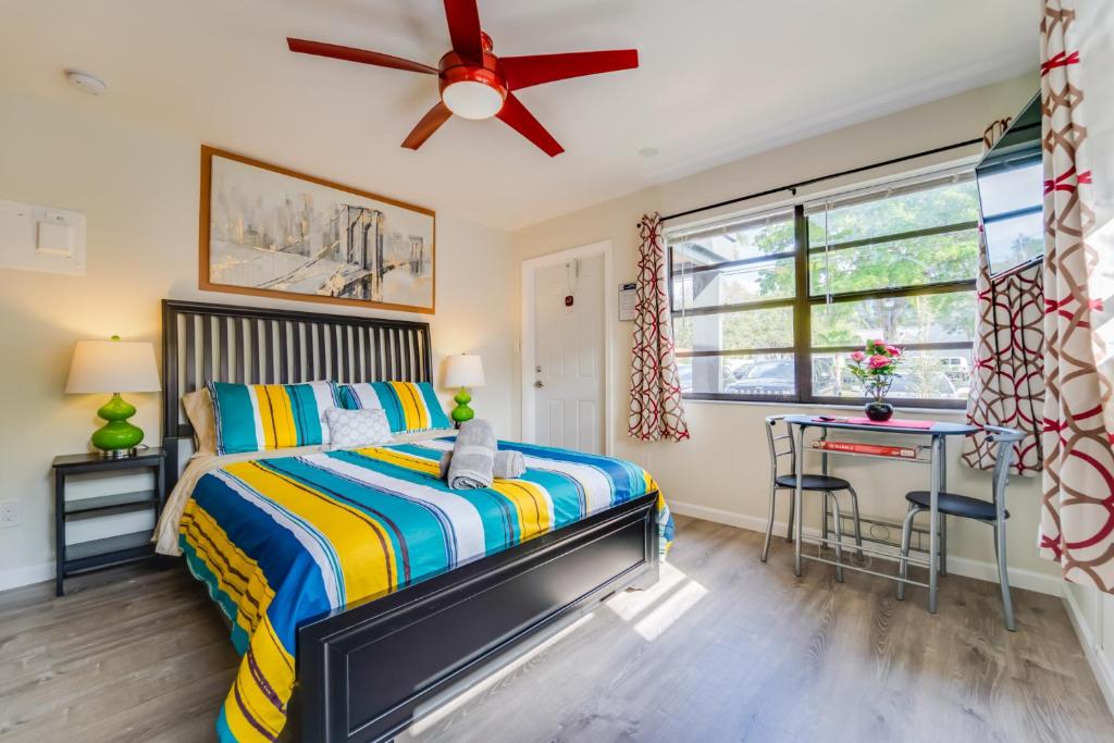 劳德代尔堡Hainsley Apartments - Walk to Wilton Drive的一间卧室配有一张床、一张书桌和一个窗户。