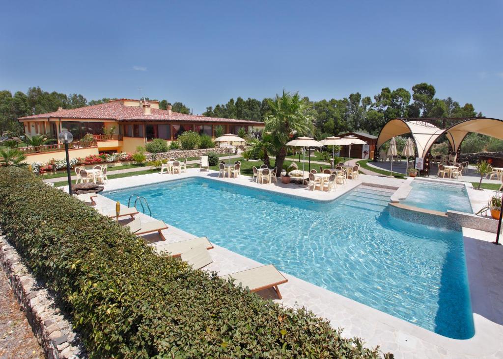 卡布拉斯苏索埃酒店的一个带躺椅的游泳池,一个度假村