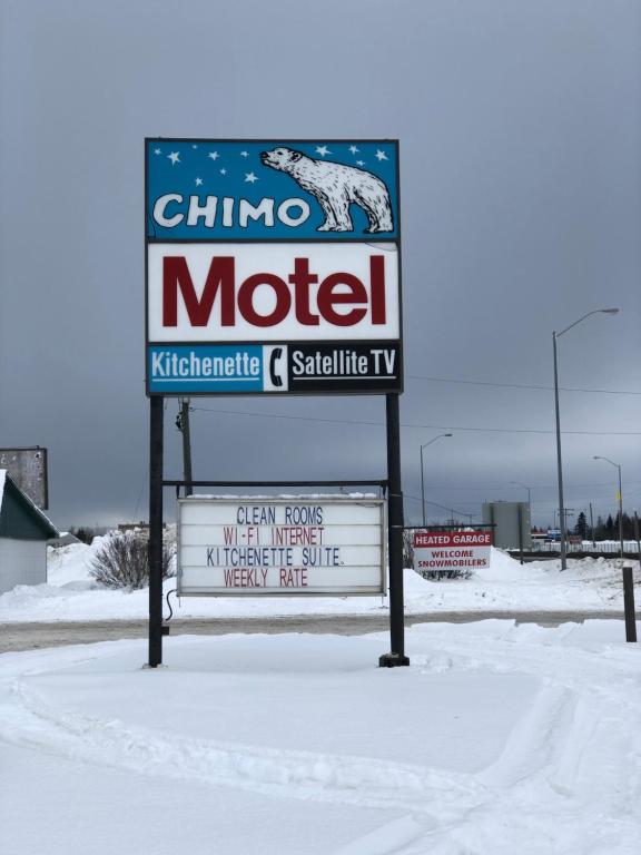 CochraneChimo Motel的雪中汽车旅馆的标志