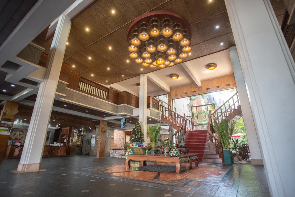 素叻100 Islands Resort & Spa的大楼中央带桌子的大堂