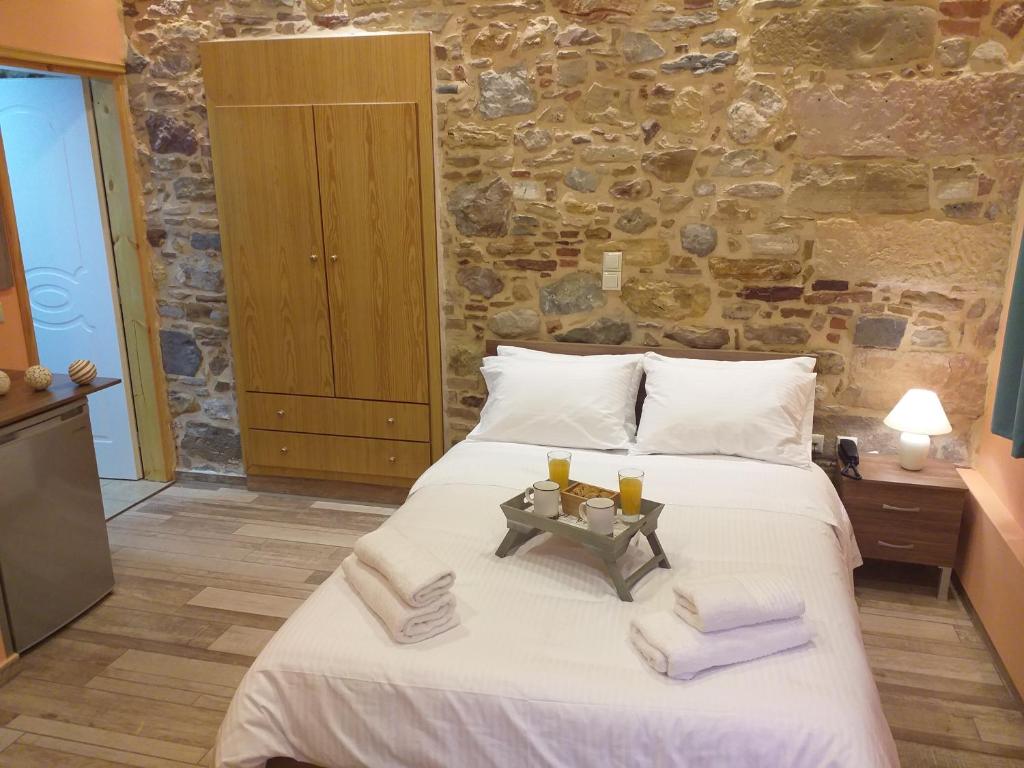 希俄斯CityZen Rooms Chios的一间卧室配有一张大床和毛巾