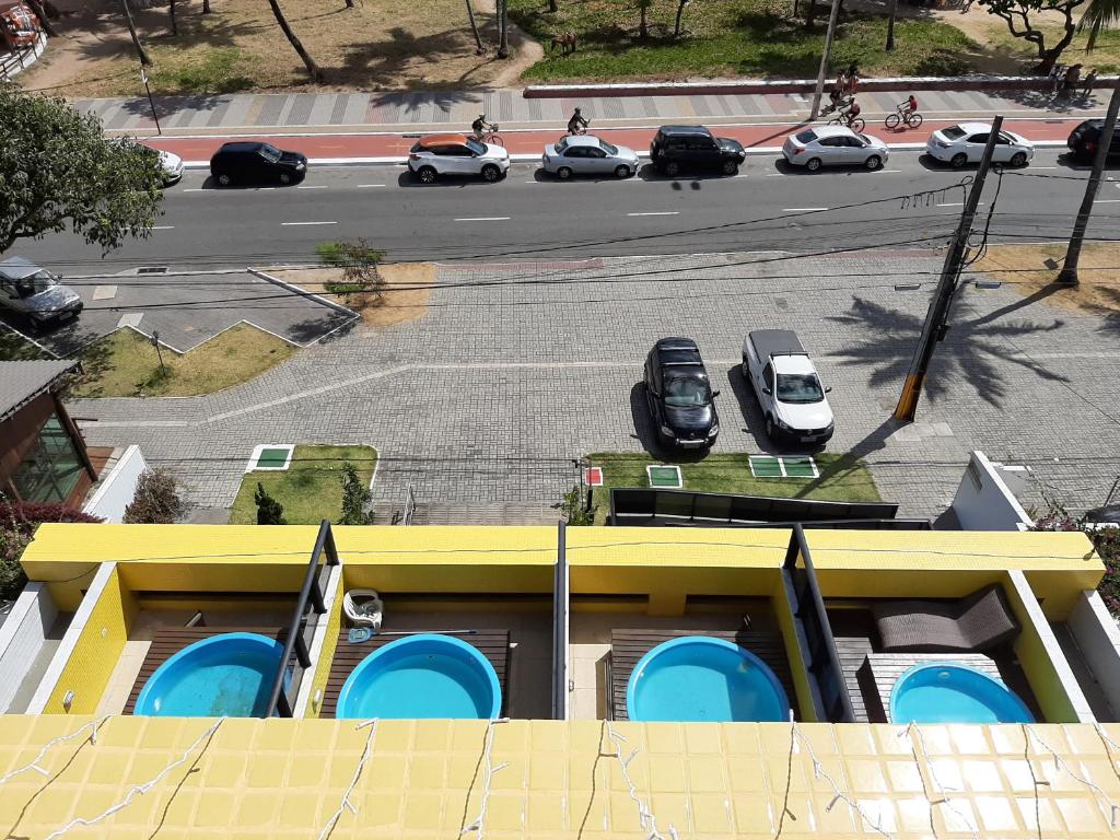 若昂佩索阿布兰科公寓式酒店的停车场的空中景观,停车场有停车位