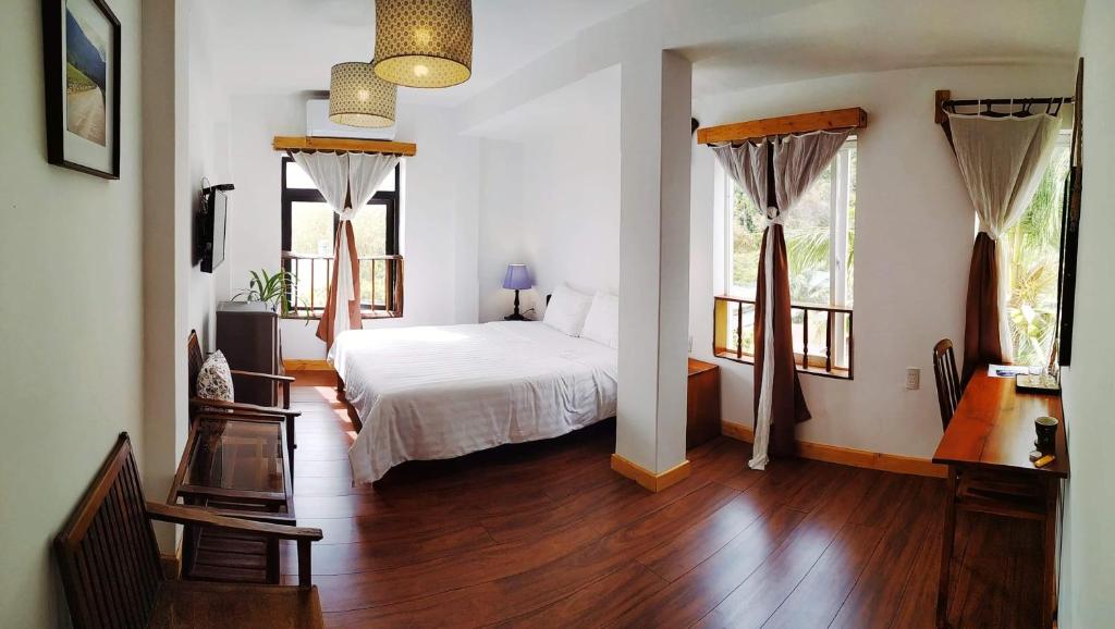 昆岛Hotel De Condor的一间卧室设有一张床和两个窗户。