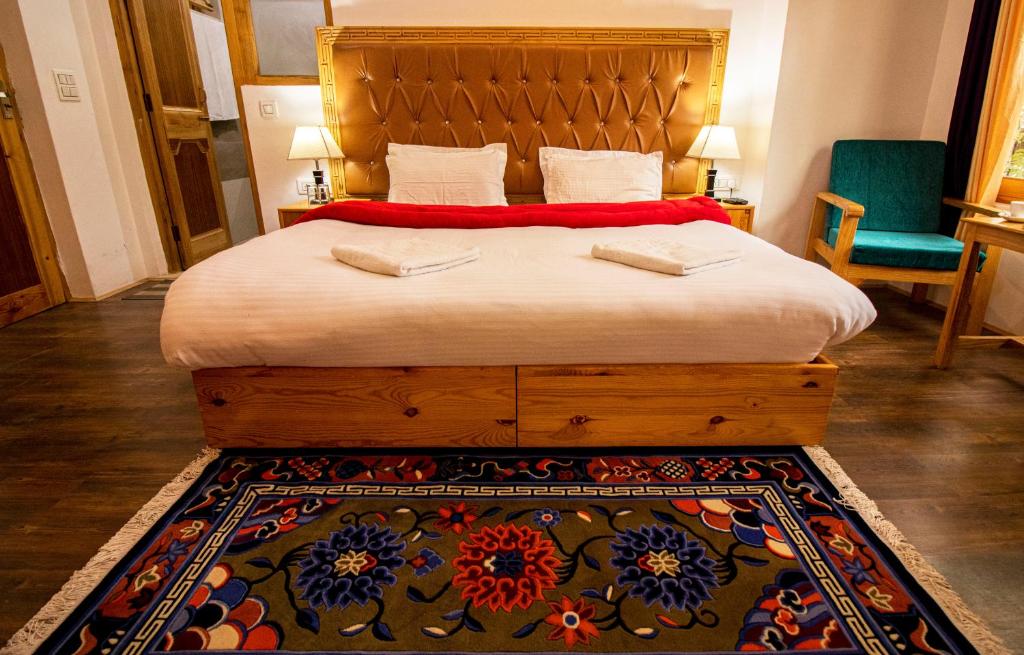 列城Tushita Ladakh的一间卧室配有一张大床和地毯。