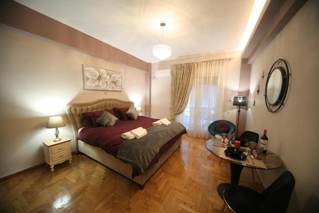 雅典Denise Luxury Apartment-Centre of Athens,Kolonaki的一间卧室配有一张床和一张桌子