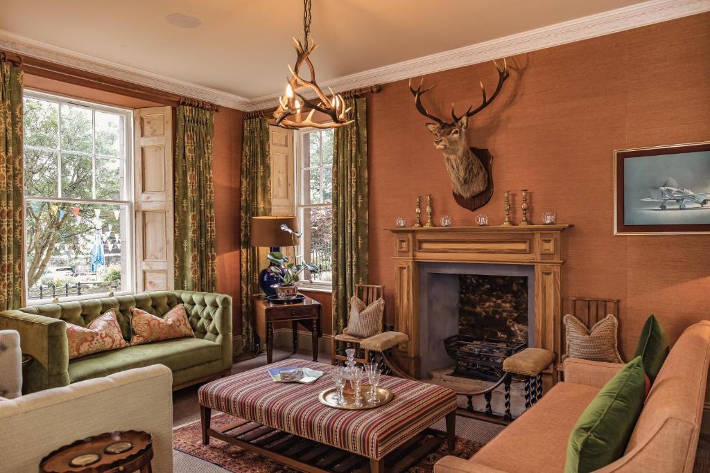 邓凯尔德Tay House的客厅配有家具和壁炉