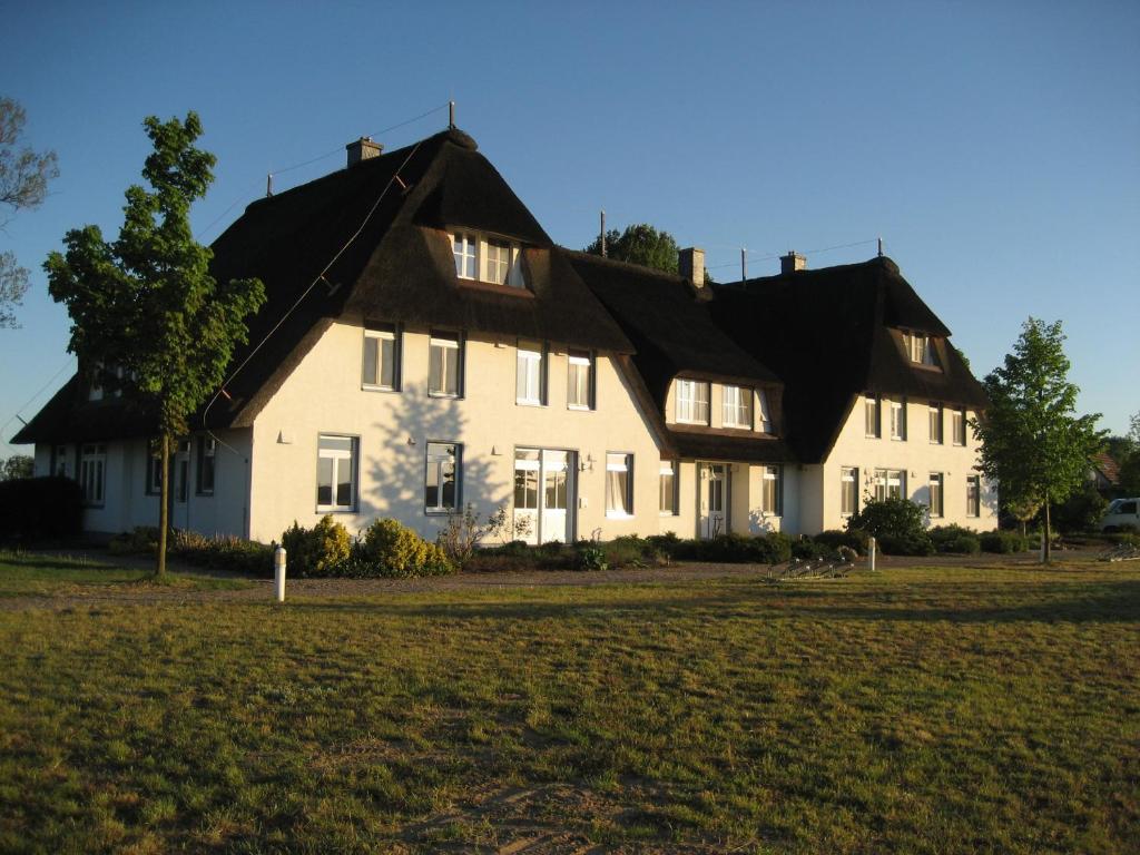 施托尔佩奥夫乌塞多姆Landhaus am Haff A9的黑色屋顶的大型白色房屋