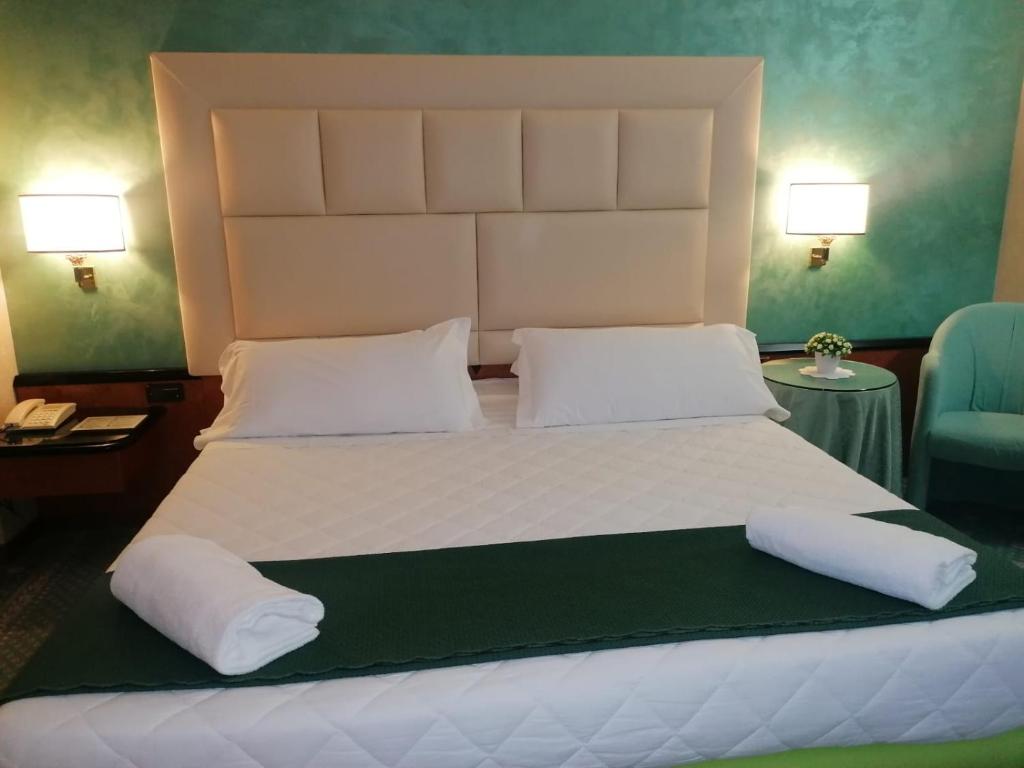 波梅齐亚王子酒店的卧室配有一张带两个枕头的大白色床