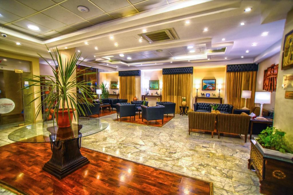 瓦迪穆萨拉麦迅酒店的大堂设有1间带桌椅的等候室