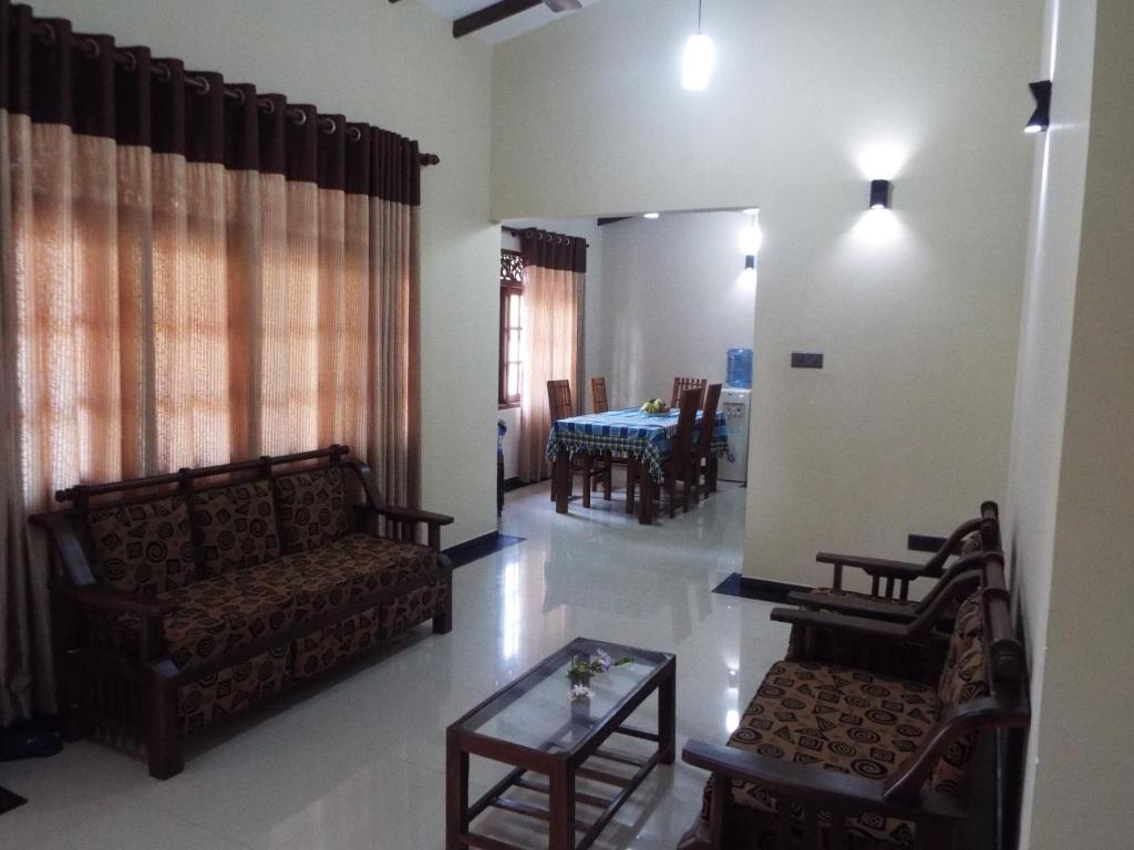 本托塔Ceylon Epic Villa的客厅配有沙发、椅子和桌子
