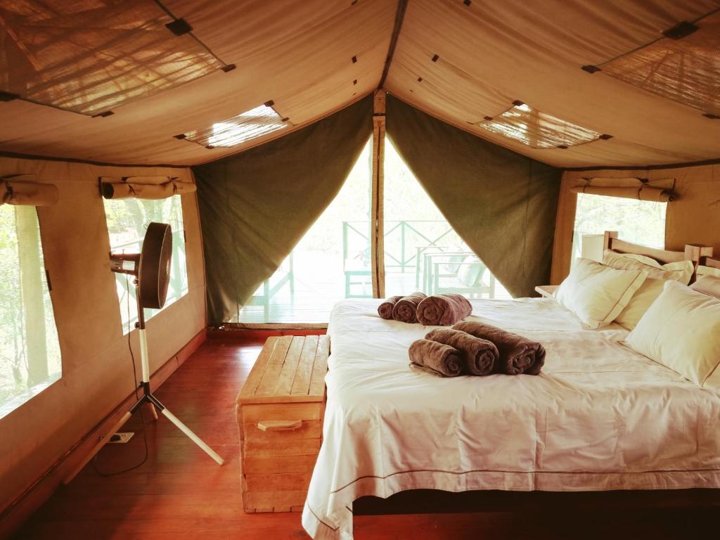 侯斯普瑞特Kelora Bush Camp的帐篷内一间卧室,配有一张床