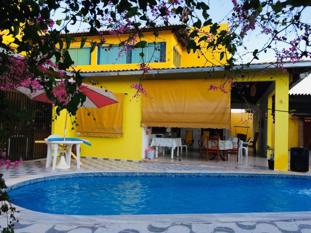 莫索罗Ruta Del Sol的黄色的房子,前面有一个游泳池