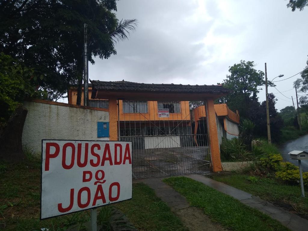 尤西德福拉POUSADA DO JOAO的房屋前读书的标语