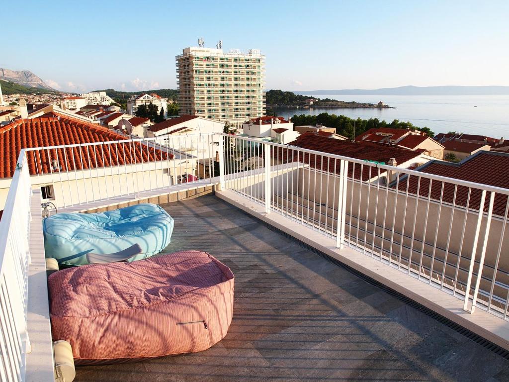 马卡尔斯卡Apartments House Filipović的阳台享有大海和建筑的景致。