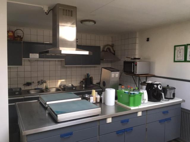 莫尔狄克Pension Moerdijk的厨房配有水槽和台面
