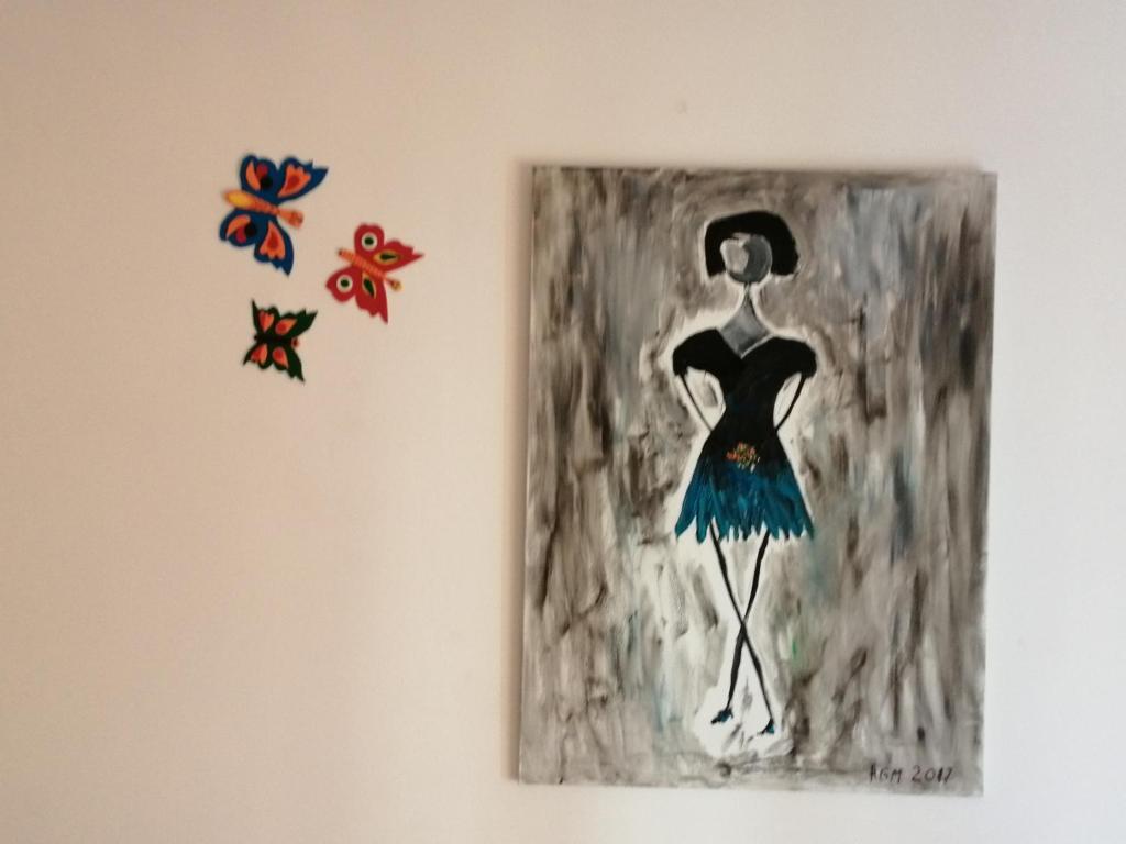 里斯本Studio Telheiras 2的墙上一幅女装画