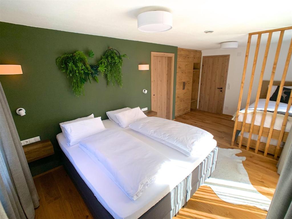 湖城Chalet See Tirol - Ischgl/Kappl的一张大床,位于一个绿色的墙壁内