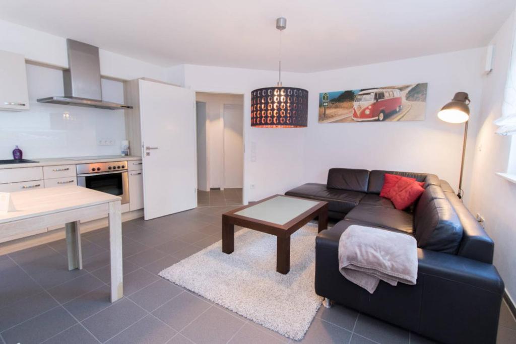 诺伊恩斯塔特阿姆科黑尔Appartement Neuenstadt in ruhiger Lage im Wohngebiet的客厅配有沙发和桌子