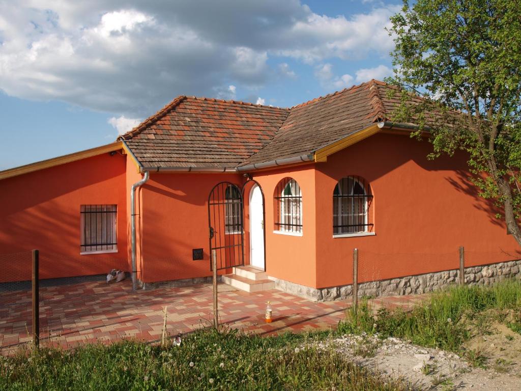 CsernelyRozsa Haz的橙色房子