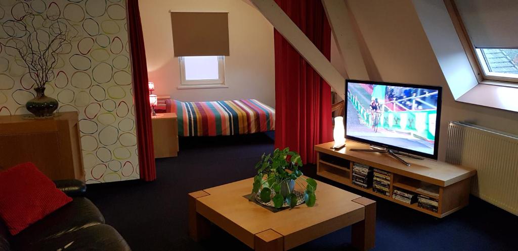 Neerpelt钱皮诺尔公寓的客厅配有平面电视和沙发。