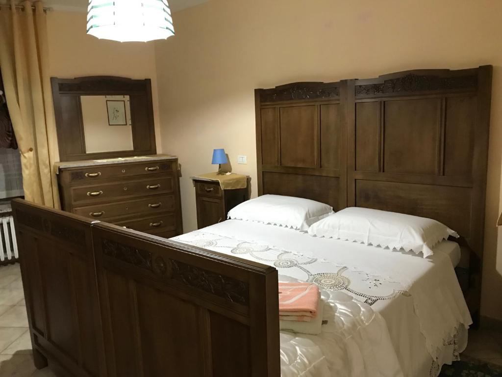 蒙多维B&B del Borgo的一间卧室配有一张大床和一个梳妆台