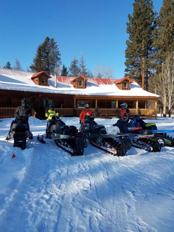 AltaThe Wild Game Inn的一群人站在小屋前的雪中