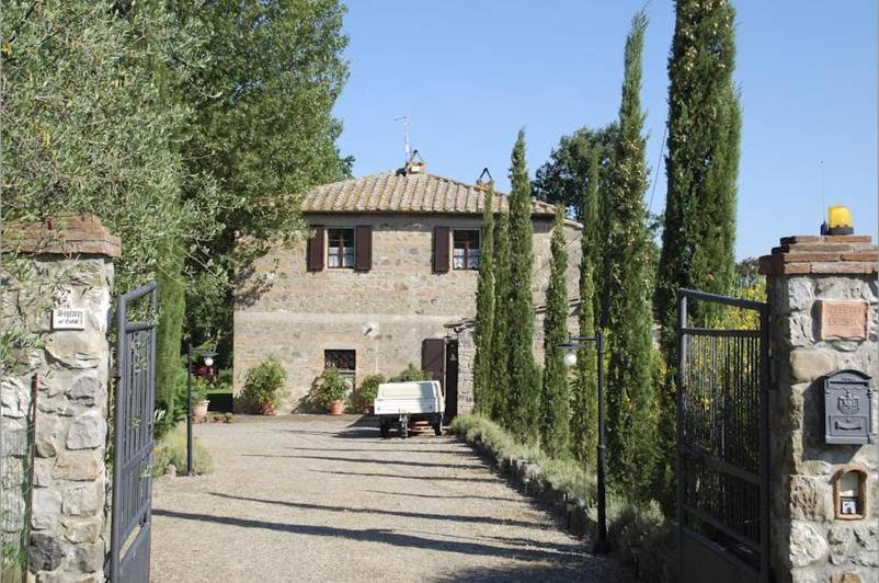 拉迪科法尼Villa Podere Isabella的石屋,设有门和围栏