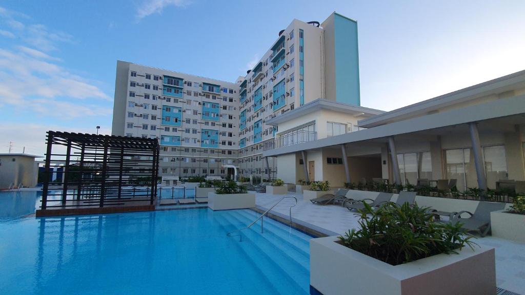 杜马格特JAS Marina Spatial的一座大型酒店,在一座建筑前设有一个游泳池