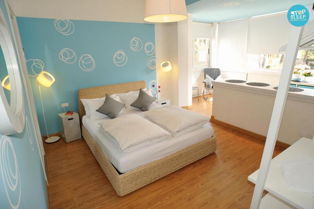 乌迪内乌迪内民事医院前留宿旅馆的一间卧室配有一张蓝色墙壁的床