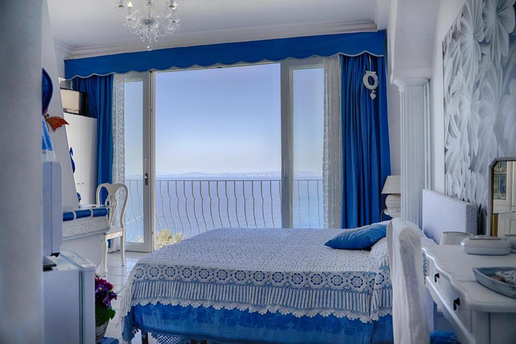 阿纳卡普里B&B Il Bacio di Capri的一间卧室设有一张床,享有海景