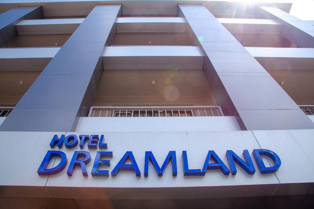 浦那Hotel Dreamland的一座建筑,上面标有酒店梦境标志