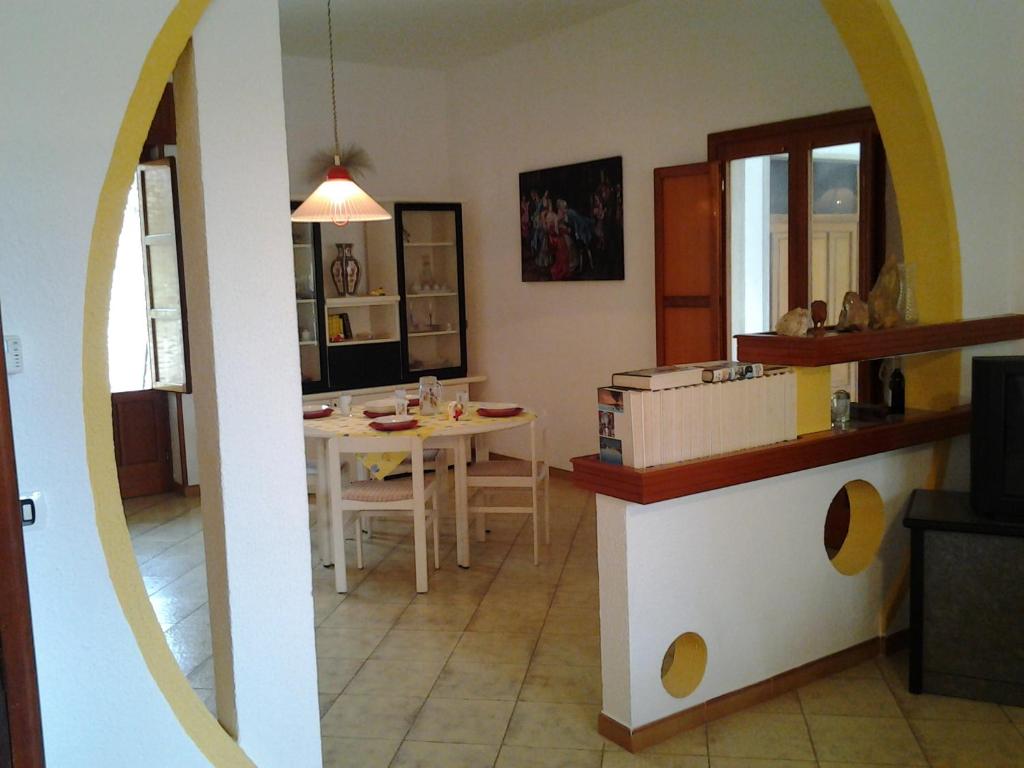 蒂贾诺La Baronessa的厨房以及带桌子和镜子的用餐室