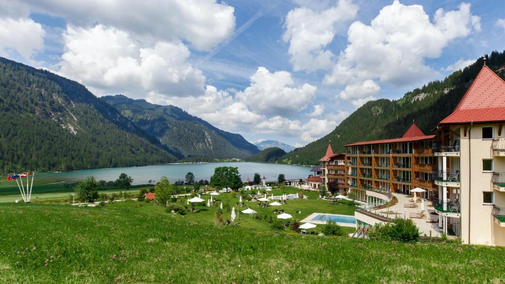 哈尔登熙Romantik Resort & SPA Der Laterndl Hof的一座以湖泊和山脉为背景的度假胜地