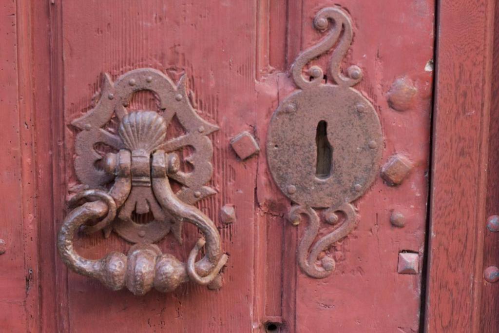 滨海布洛涅圣雅各布住宿加早餐旅馆的一道古老的红色门,上面有章鱼