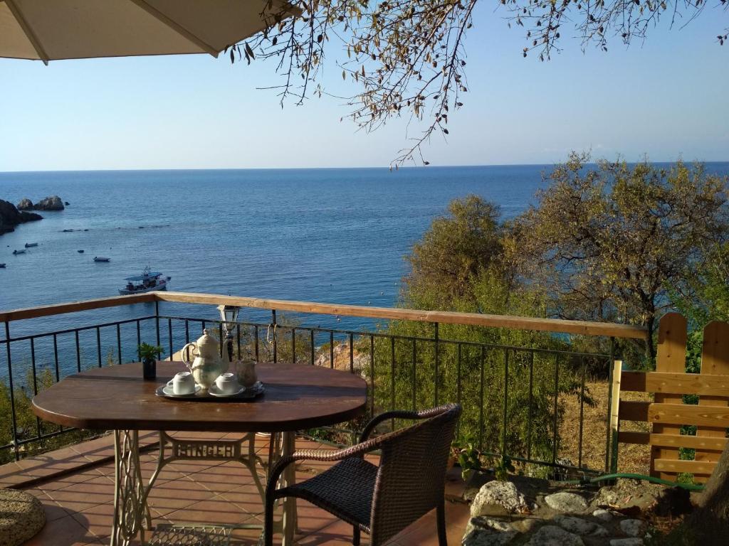 阿约斯尼奇塔斯Ostria的俯瞰大海的阳台配有桌椅