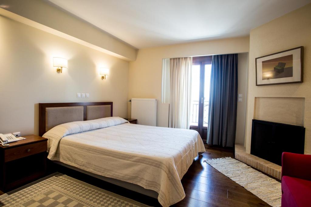 阿拉霍瓦埃利农西娅阿克华酒店的酒店客房,配有床和电视
