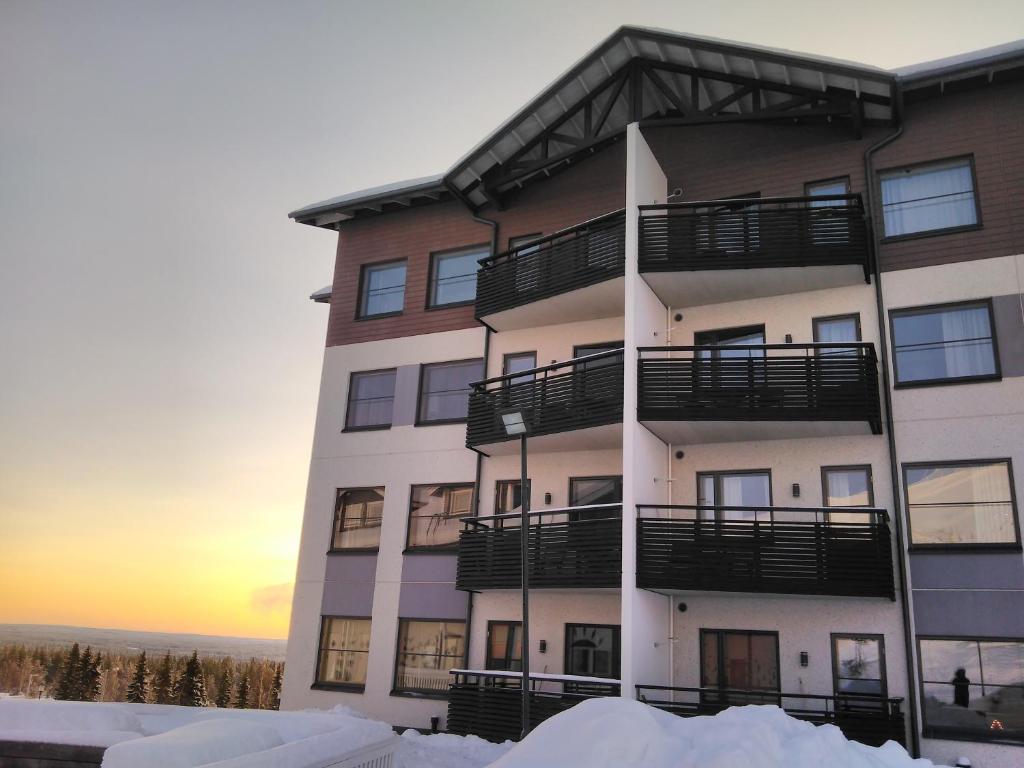 于莱Ylläs Chalet 8208的公寓大楼前面有雪