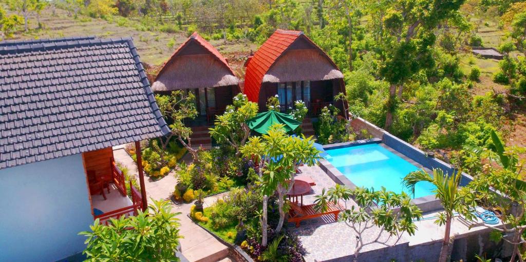 珀尼达岛Agasta Villa的享有带游泳池的度假村的空中景致