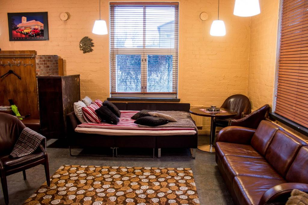 拉赫蒂Studio Apartment Lahti的客房设有床、沙发和窗户。