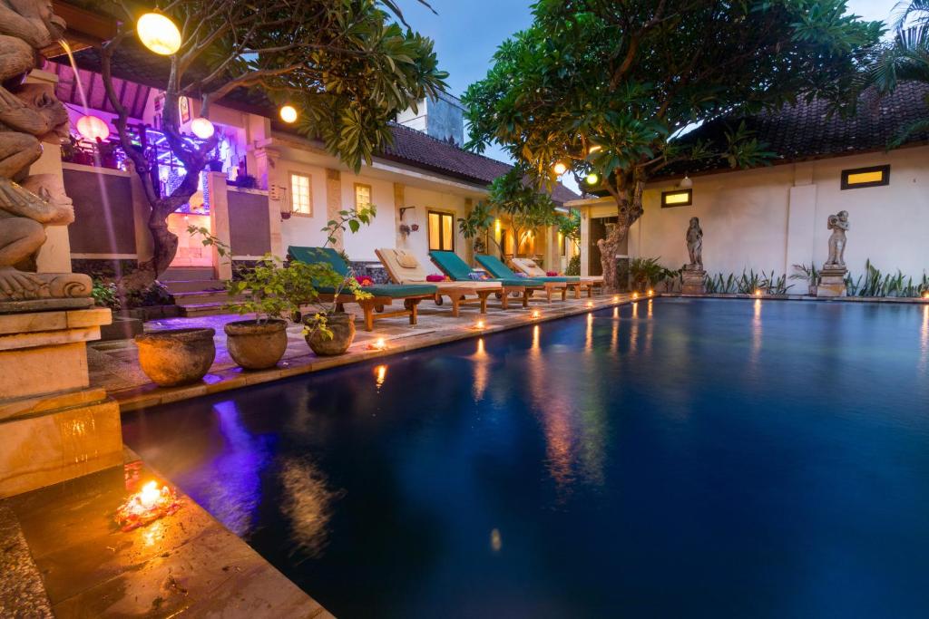 巴厘岛帕佐酒店内部或周边的泳池